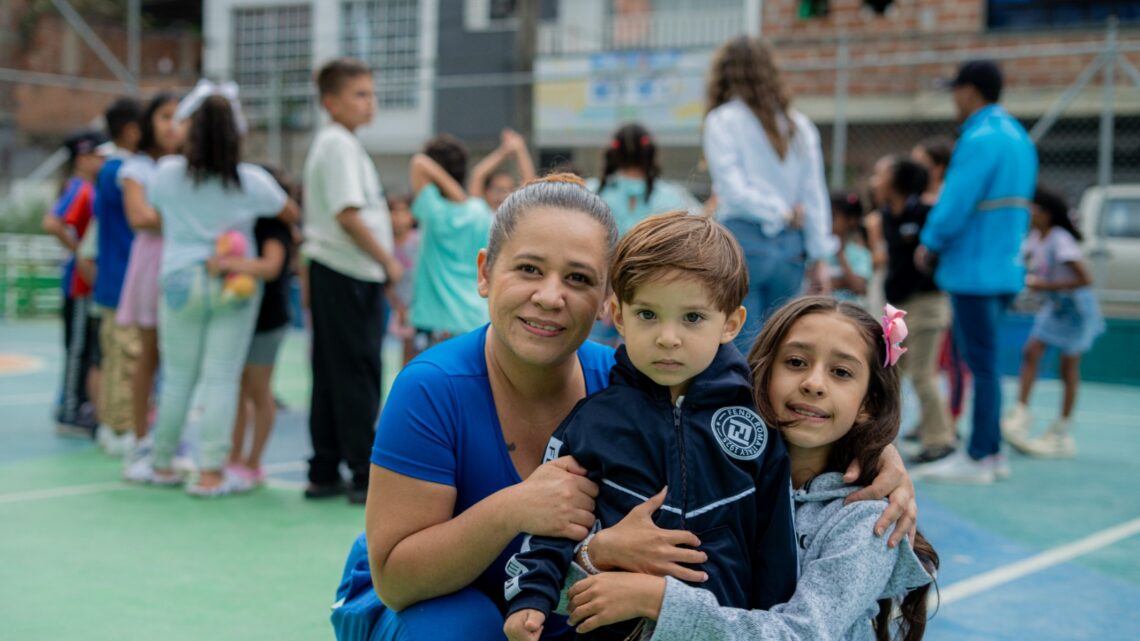 Estrategia ‘Parchemos’ impacta a más de 5.200 menores en Medellín fortaleciendo el rol de cuidadores