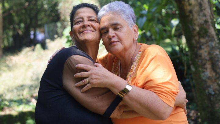 personas mayores y cuidadores de Medellín